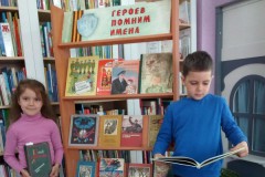 Накануне праздника Дня Победы в клубе друзей книги «Почемучка» состоялся литературный час, посвящённый творчеству классика детской литературы Юрия Яковлева. В июне этого года все поклонники творчества русского писателя и драматурга, автора всеми любимого «Умки», добрых рассказов о ребятах «Мальчик с коньками», «Девочки с Васильевского острова», «Рыцарь Вася», «Реликвия» и многих других, будут отмечать 100-летие со дня его рождения.  Из рассказа о биографии юные посетители мероприятия узнали, что Юрий Яковлевич – писатель-фронтовик, в войну был наводчиком зенитной батареи, корреспондентом фронтовых газет. Поэтому одной из главных в его литературном творчестве стала тема отзвуков войны, почитания памяти героев.  С большим волнением ребята и родители познакомились с рассказами «Друг капитана Гастелло», «Пусть стоит старый солдат», «Письмо с вулканического острова», «Девочки с Васильевского острова», «Как Серёжа на войну ходил» и другими. Участники клуба выступили с отзывами на понравившиеся книги Юрия Яковлева, связанные с памятью о героях Великой Отечественной войны. Живой отклик вызвала повесть «Зимородок» о неизвестном герое, ценой своей жизни спасшем безвинных людей, о том, как ребята хотят вернуть ему имя… Обзор книг сопровождался обсуждением с детьми поступков, описанных на страницах книг, и просмотром фрагментов фильмов по страницам произведений писателя.  Книги Юрия Яковлева, кинофильмы, снятые по сценариям писателя, любимы взрослыми и детьми. Это один из тех прекрасных авторов, кому искренне интересен внутренний мир ребёнка и подростка.  Хочется верить, что знакомство с книгами Юрия Яковлева и его героями продолжится, и юные читатели не раз откроют его произведения, чтобы в очередной раз проникнуться идеями мужества, добра и справедливости.