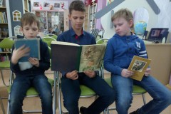 Накануне праздника Дня Победы в клубе друзей книги «Почемучка» состоялся литературный час, посвящённый творчеству классика детской литературы Юрия Яковлева. В июне этого года все поклонники творчества русского писателя и драматурга, автора всеми любимого «Умки», добрых рассказов о ребятах «Мальчик с коньками», «Девочки с Васильевского острова», «Рыцарь Вася», «Реликвия» и многих других, будут отмечать 100-летие со дня его рождения.  Из рассказа о биографии юные посетители мероприятия узнали, что Юрий Яковлевич – писатель-фронтовик, в войну был наводчиком зенитной батареи, корреспондентом фронтовых газет. Поэтому одной из главных в его литературном творчестве стала тема отзвуков войны, почитания памяти героев.  С большим волнением ребята и родители познакомились с рассказами «Друг капитана Гастелло», «Пусть стоит старый солдат», «Письмо с вулканического острова», «Девочки с Васильевского острова», «Как Серёжа на войну ходил» и другими. Участники клуба выступили с отзывами на понравившиеся книги Юрия Яковлева, связанные с памятью о героях Великой Отечественной войны. Живой отклик вызвала повесть «Зимородок» о неизвестном герое, ценой своей жизни спасшем безвинных людей, о том, как ребята хотят вернуть ему имя… Обзор книг сопровождался обсуждением с детьми поступков, описанных на страницах книг, и просмотром фрагментов фильмов по страницам произведений писателя.  Книги Юрия Яковлева, кинофильмы, снятые по сценариям писателя, любимы взрослыми и детьми. Это один из тех прекрасных авторов, кому искренне интересен внутренний мир ребёнка и подростка.  Хочется верить, что знакомство с книгами Юрия Яковлева и его героями продолжится, и юные читатели не раз откроют его произведения, чтобы в очередной раз проникнуться идеями мужества, добра и справедливости.