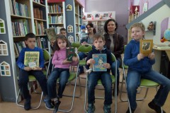 Накануне праздника Дня Победы в клубе друзей книги «Почемучка» состоялся литературный час, посвящённый творчеству классика детской литературы Юрия Яковлева. В июне этого года все поклонники творчества русского писателя и драматурга, автора всеми любимого «Умки», добрых рассказов о ребятах «Мальчик с коньками», «Девочки с Васильевского острова», «Рыцарь Вася», «Реликвия» и многих других, будут отмечать 100-летие со дня его рождения.  Из рассказа о биографии юные посетители мероприятия узнали, что Юрий Яковлевич – писатель-фронтовик, в войну был наводчиком зенитной батареи, корреспондентом фронтовых газет. Поэтому одной из главных в его литературном творчестве стала тема отзвуков войны, почитания памяти героев.  С большим волнением ребята и родители познакомились с рассказами «Друг капитана Гастелло», «Пусть стоит старый солдат», «Письмо с вулканического острова», «Девочки с Васильевского острова», «Как Серёжа на войну ходил» и другими. Участники клуба выступили с отзывами на понравившиеся книги Юрия Яковлева, связанные с памятью о героях Великой Отечественной войны. Живой отклик вызвала повесть «Зимородок» о неизвестном герое, ценой своей жизни спасшем безвинных людей, о том, как ребята хотят вернуть ему имя… Обзор книг сопровождался обсуждением с детьми поступков, описанных на страницах книг, и просмотром фрагментов фильмов по страницам произведений писателя.  Книги Юрия Яковлева, кинофильмы, снятые по сценариям писателя, любимы взрослыми и детьми. Это один из тех прекрасных авторов, кому искренне интересен внутренний мир ребёнка и подростка.  Хочется верить, что знакомство с книгами Юрия Яковлева и его героями продолжится, и юные читатели не раз откроют его произведения, чтобы в очередной раз проникнуться идеями мужества, добра и справедливости.
